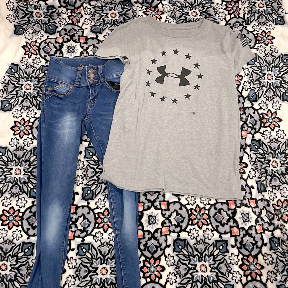 1 pare of jeans and a shirt